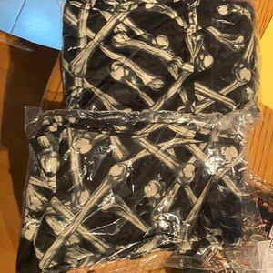2 pair of leggings